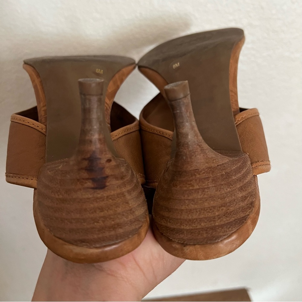 Tory Burch Tan Kitten Heel Sandal Gold Logo Size 8M - Picture 10 of 16